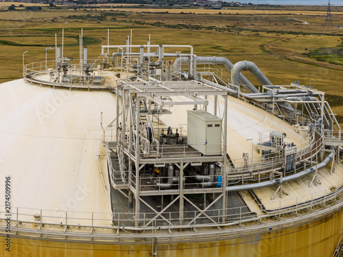 Quadro su tela LNG Storage Tank at an Industrial Terminal During the Day