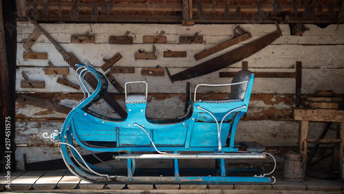 Fotografía Winter sled on display in a rustic shed near a snowy outdoor area in a quiet tow