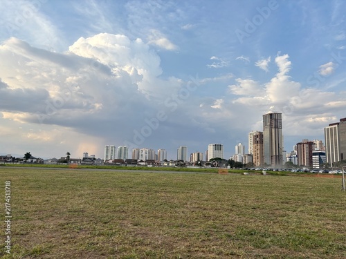 View of the Jardim Aquarius neighborhood from Una Park, a new real estate development.