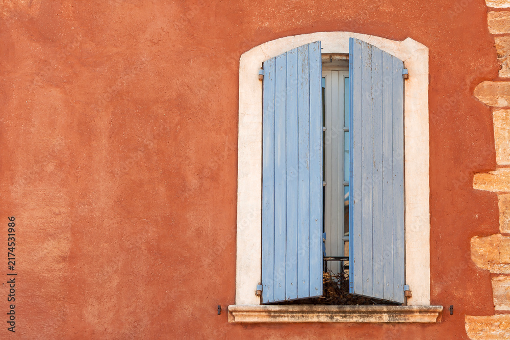 Obraz premium Fenster mit blauen Fensterläden, Rossillion