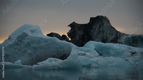Foto Blue icebergs floating in Jokulsarlon glacier lagoon in Iceland