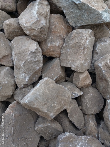 Foto Natural stone pile featuring rough heavy boulders piled together for heavy const