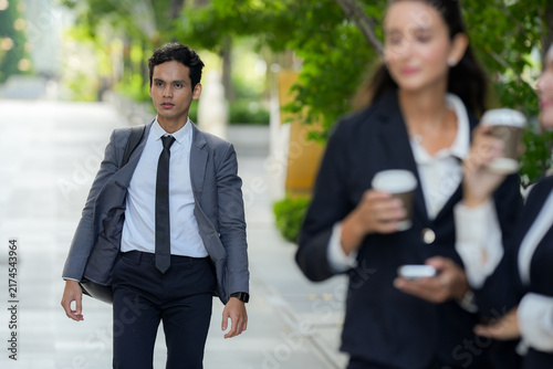 Fotografía A confident multicultural business trio walking the last stretch to the office d