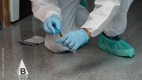 Fotografía Close-up of forensic investigator sealing a collected evidence bag