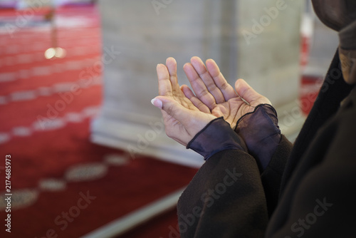 Foto young woman praying with hands raised inside a mosque during worship