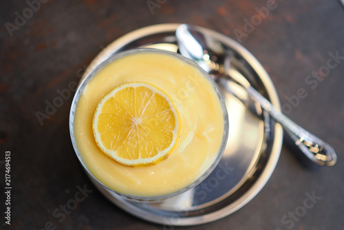 Fotografía Delicious lemon dessert served in a glass dish