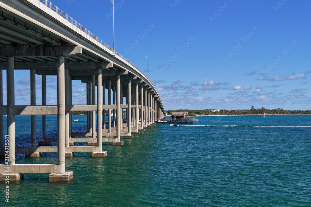 Naklejka premium Rickenbacker Causeway bridge spanning Biscayne Bay in Miami