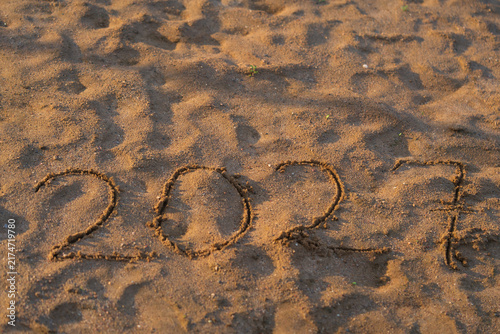 Cuadro en lienzo "2027" carved into sunlit sand captures the anticipation and freshness of the upcoming New Year