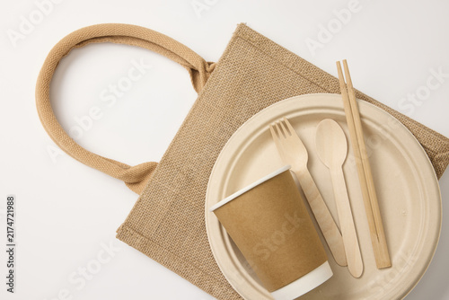 Foto Eco friendly disposable tableware set with tote bag isolated on white
