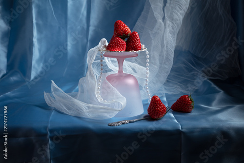 Quadro su tela Elegant Strawberry Still Life with Pearls and Blue Satin