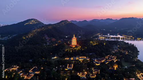 Obraz na plátne Leifeng Pagoda at Twilight Over West Lake, Hangzhou