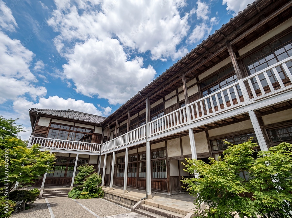 Fototapeta premium 日本の歴史を感じる伝統的な日本家屋の木造建築と中庭