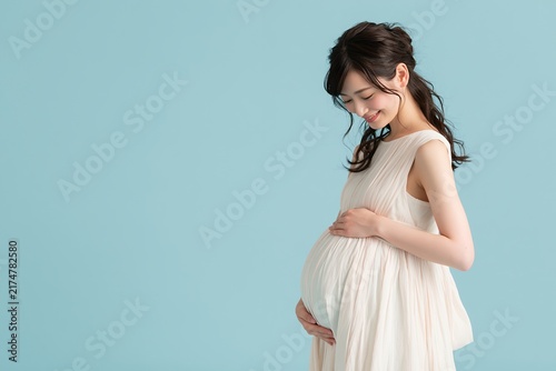 幸せなマタニティフォトで未来に希望を抱く妊婦の女性