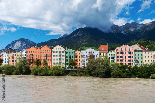 Case colorate sul fiume Inn a Innsbruck con cielo - Tirolo - Austria