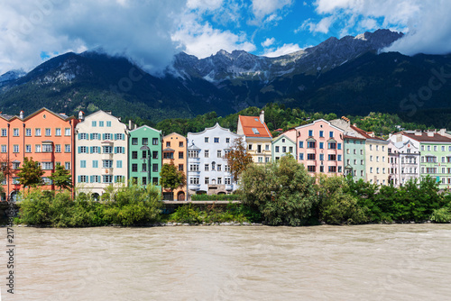 Case colorate sul fiume Inn a Innsbruck con cielo - Tirolo - Austria
