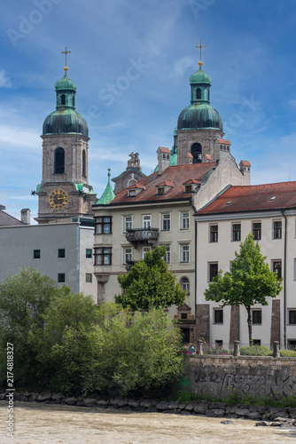 Campanili della Cattedrale di San Giacomo e sponda del fiume Inn a Innsbruck, Tirolo, Austria