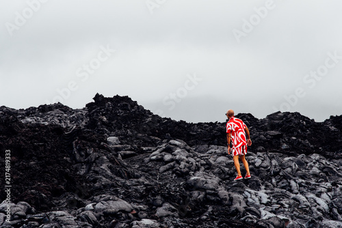 Paysage des coulées de lave. Touriste visitant les coulées de lave sur l'île de La Réunion. Homme en voyage sur de la lave figée.