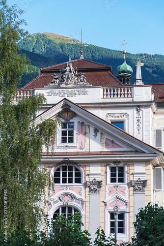 Obraz na plátně Palazzo Vescovile e dettagli architettonici a Bressanone con montagne sullo sfon