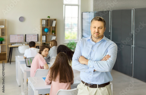 Foto Teacher with students in classroom during lesson