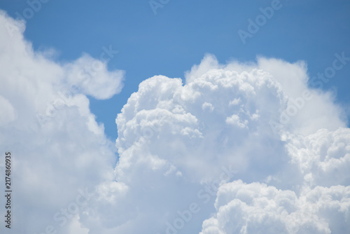 Foto fluffy white clouds building up in the light blue sky