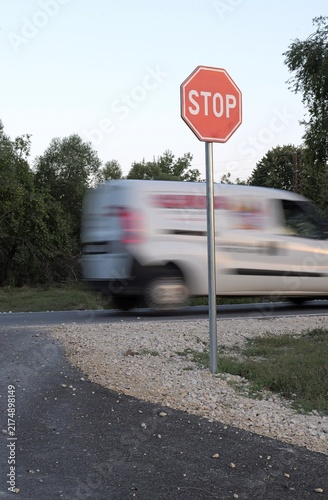 Fotografía Van speeding past stop sign with motion blur