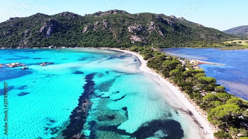 Vue aérienne de la plage de Santa Giulia dans le sud de la Corse aux eaux turquoises