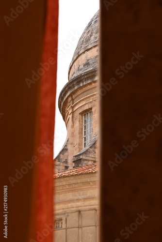 Фотография Vue architecturale encadrée du dôme de la Vieille Charité à Marseille