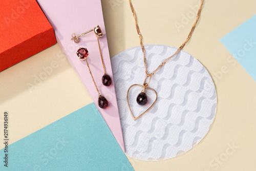 Quadro su tela Elegant Heart-Shaped Necklace and Exquisite Earring Set Showcasing Rich Gemstone