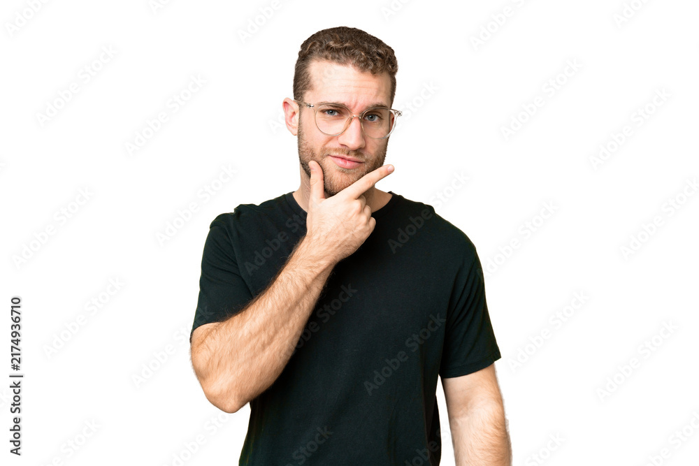 Naklejka premium Young handsome blonde man over isolated chroma key background thinking