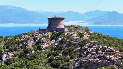 Vue aérienne de la tour génoise de Campomoro dans le sud de la Corse
