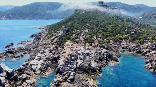 Tour génoise de Campomoro en Corse, couverte d'un brouillard marin