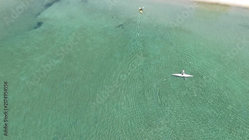 ドローン空撮　大自然に包まれた穏やかな湖の上のカヌーアクティビティ