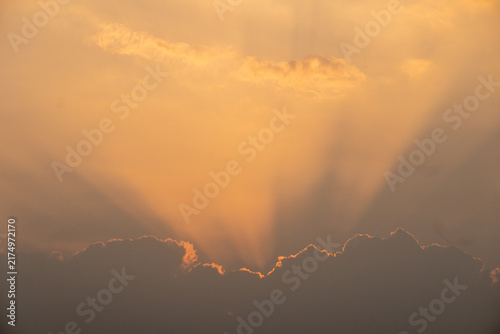 Foto Warm gold and orange hues, characteristic of a sunrise or sunset