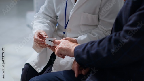 Konstfotografi Healthcare Professional Measuring Patient Blood Oxygen Level with Pulse Oximeter