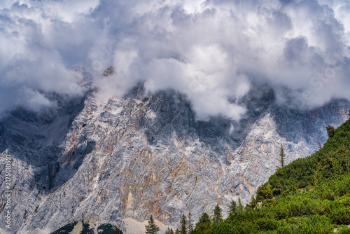 Картината върху платно Die Flanke der Zugspitze im dichten Wolken, Ehrwald, Tirol, Österreich