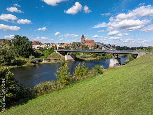 Aussicht über die Oder zur Kirche St. Nikolai in Fürstenberg (Oder) bei Eisenhüttenstadt