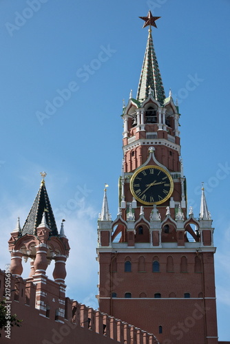 Fotografía Spasskaya Tower of Moscow Kremlin with Red Star and Chimes Clock against Blue Sk