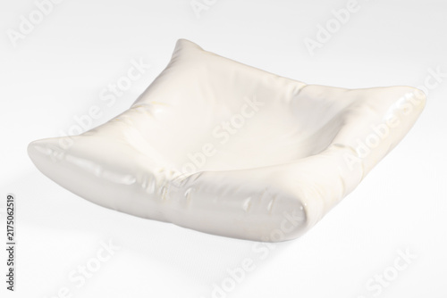 Konstfotografi White ceramic dish with organic curves and glossy finish on white background