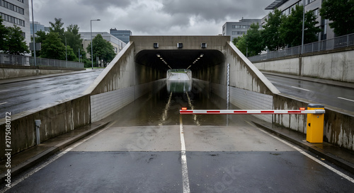 Automatische Hochwassersperre vor einem überfluteten Straßentunnel