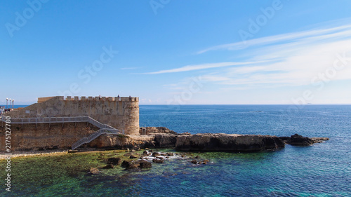 Obraz na plátne Ancient stone sea bastion and coastal fortification over turquoise waters in Ort