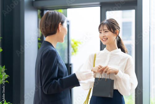 女性　接客