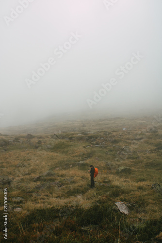 Canvastavla Einsamer Wanderer in nebliger alpiner Berglandschaft mit mystischer Atmosphäre