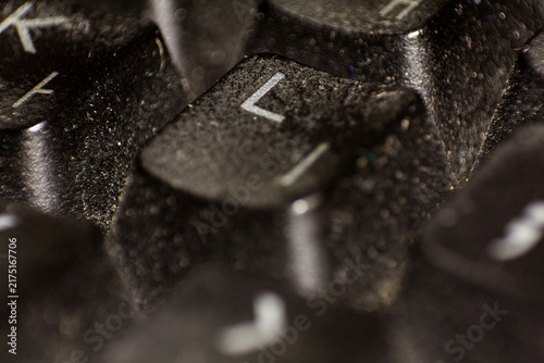 Foto Macro view of a dirty black computer keyboard with thick dust buildup on the key