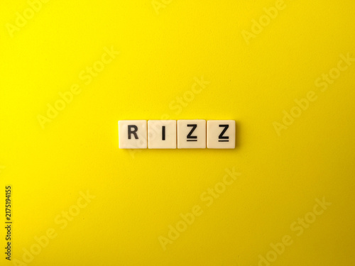 Canvastavla Plastic letter tiles spelling out the modern slang word RIZZ centered on a brigh