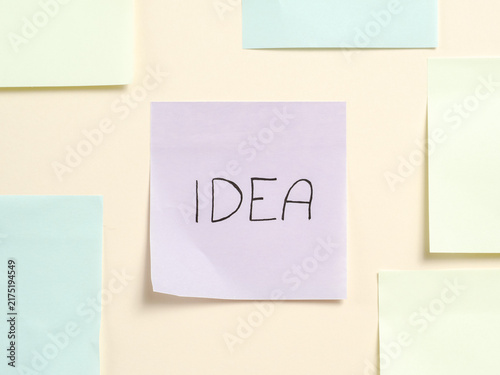 Konstfotografi Purple Sticky Note with Word Idea on Neutral Background