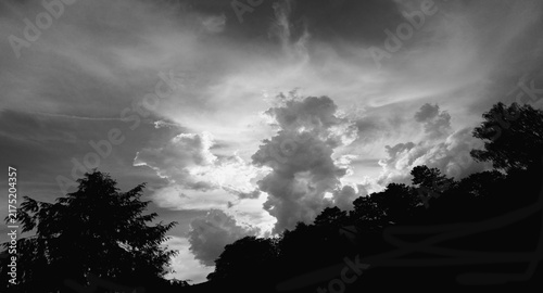 Fotografía Dramatische Wolken in schwarz-weiß aufgenommen