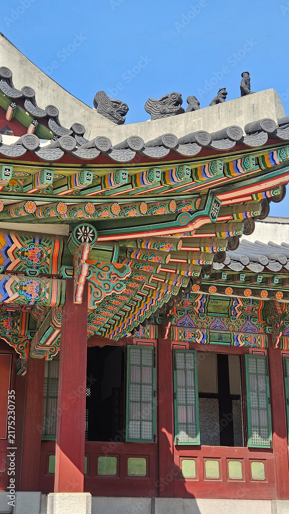 Obraz premium Colorful Dancheong patterns and traditional wooden architecture details at Changdeokgung Palace