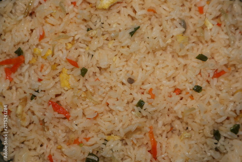 Konstfotografi Savory fried rice with mixed vegetables during a casual meal preparation