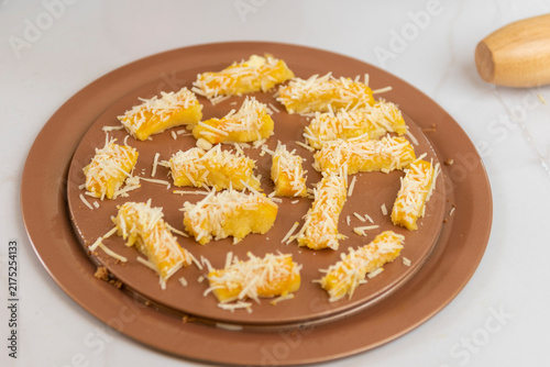 Obraz na płótnie A golden baked pastry or tart shown in a round skillet, emphasizing its crisp surface and homemade culinary presentation