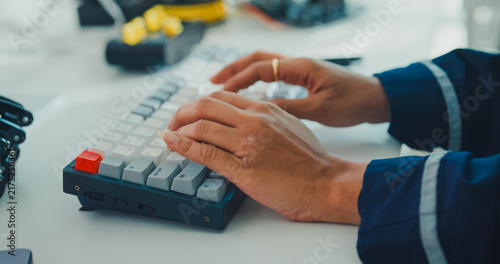 Fotografía Close-up young Black female robotics engineer coding AI software for robotic arm in laboratory